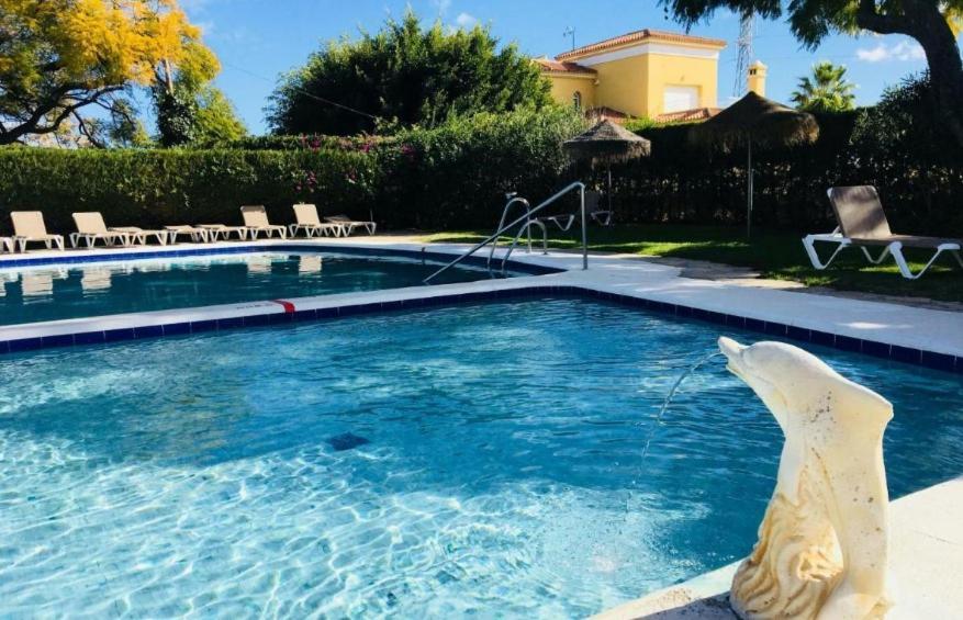 Habitacion Deluxe Con Bano Privado En Atalaya Apartagolf, エステポナ エクステリア 写真