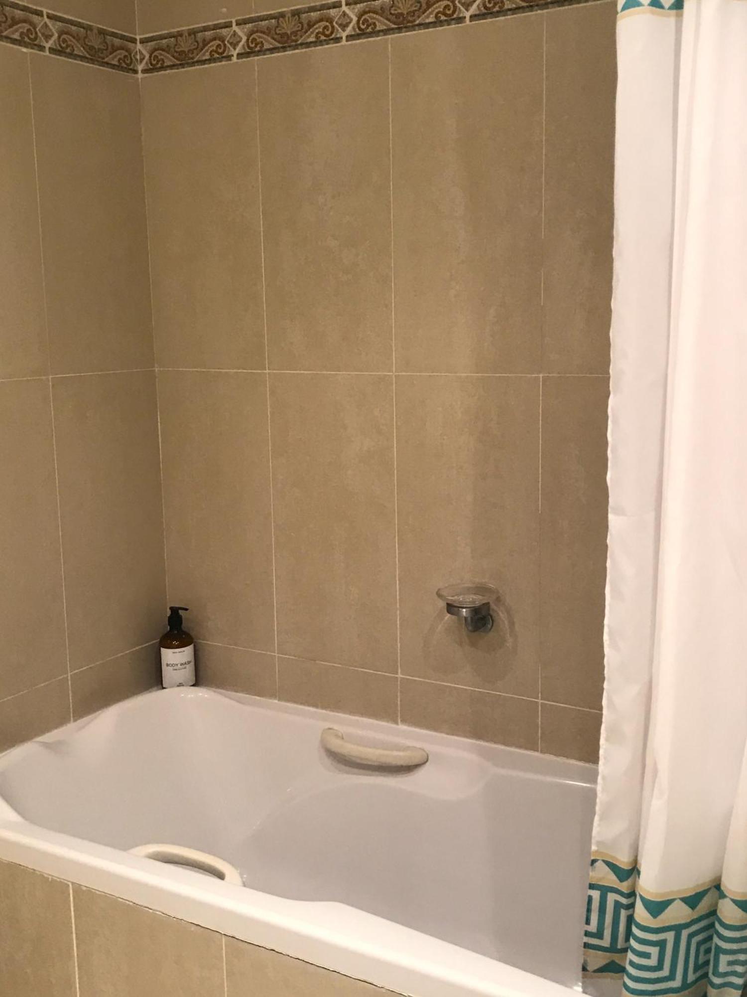 Habitacion Deluxe Con Bano Privado En Atalaya Apartagolf, エステポナ エクステリア 写真